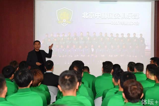 最起码，也得是名牌大学博士毕业，甚至在很多大公司有过类似工作经验的，才有可能被李泰来这种富豪相中。